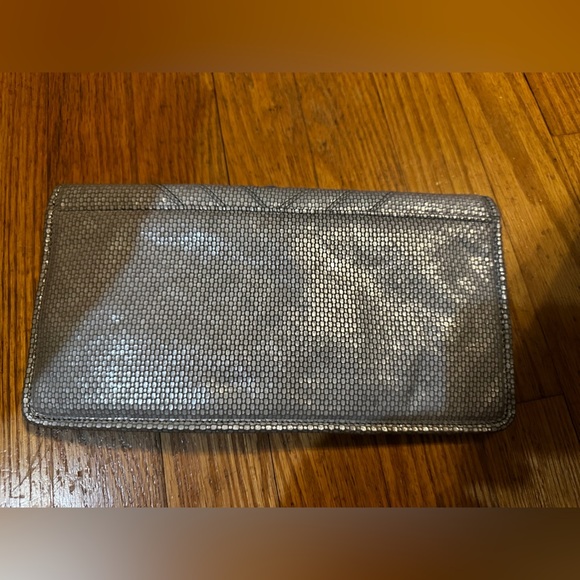 Inge‎ Christopher metallic silver fold over clutch - Picture 7 of 7